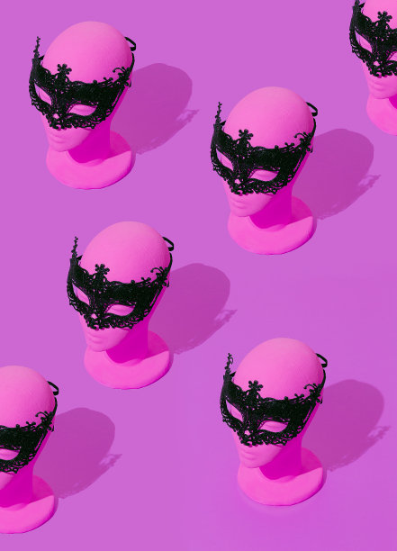 假人时尚时尚的假面舞会面具。派对，万圣节，节日概念。最小的等距壁纸图片下载