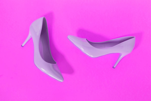 亮粉色背景的粉色高跟鞋。销售和广告的概念。断然。从上面。图片下载