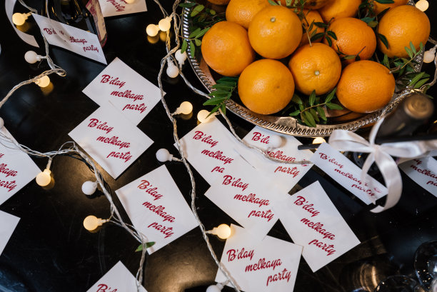 桌上放着橘子、灯泡和写有“派对生日”字样的卡片图片下载