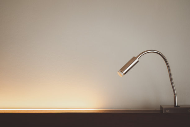 晚上在旅馆床头的夜灯。图片下载