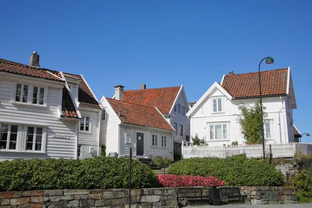 传统的木制房屋都漆成白色，屋顶是红色的。位于Gamle Stavanger，这是挪威Rogaland的Stavanger市的一个历史区域。它们建于18世纪和19世纪初。图片下载
