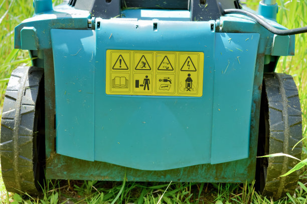 电动割草机尾部安装安全危险标志和图标图片下载