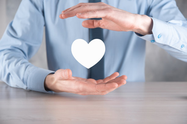 商人穿着衬衫，手持心形图标符号图片下载