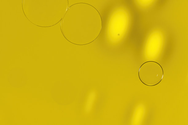 蓝色水中混合黄色食用色素的抽象气泡微距摄影图片下载