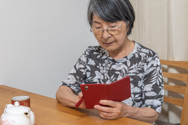 日本老妇人正在看智能手机图片下载