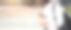 一名女学生背着黑色书包，拿着智能手机和笔记本，站在大学门口。高等教育，学年开始，返校，小玩意。Copyspace图片下载
