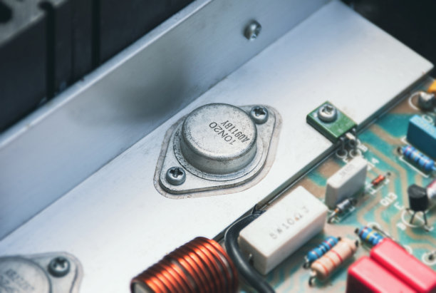 在电子线路板铝散热器上功率mosfet图片下载