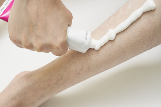 一位女士在腿毛上涂了一层脱毛膏图片下载