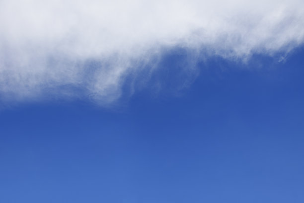 云和天空边界与复制空间图片下载