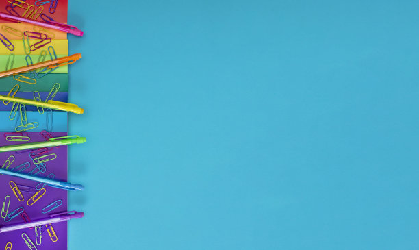 背景与彩虹色学校或办公用品图片下载
