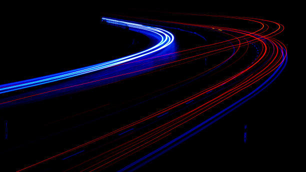 车灯与黑夜。图片下载