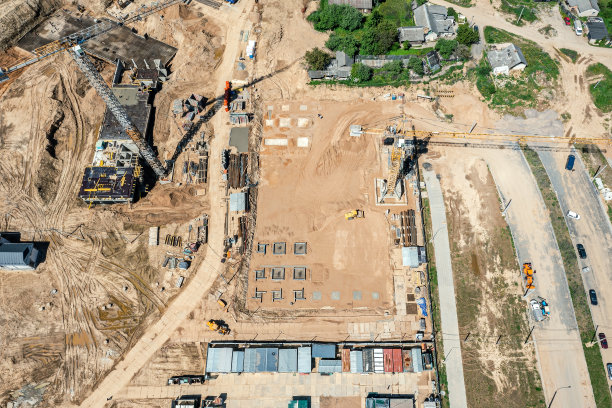 大型城市建筑工地鸟瞰图。土方工程阶段后的建筑场地地面准备新施工。图片下载