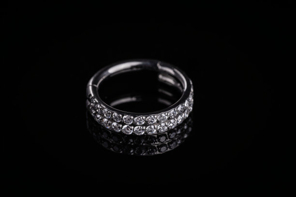 美丽的穿刺饰品。图片下载