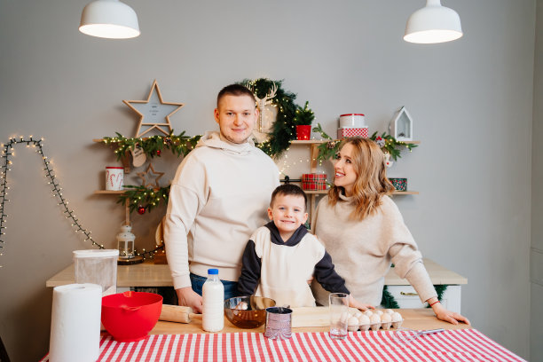 幸福美满的家庭一起为新年准备传统菜肴图片下载