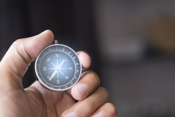 在模糊的背景上手持指南针使用墙纸或背景目标，目的，终点，目标商业或旅行或导航图片下载