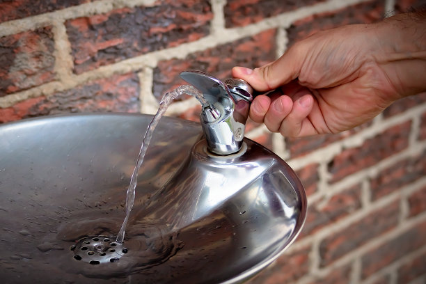 公园喷泉饮水机，饮用方便，清凉夏日图片下载