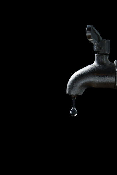 水来自一个老式的水龙头图片下载