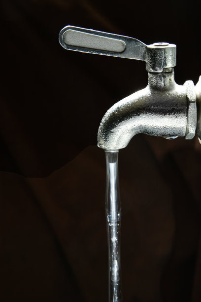 水来自一个老式的水龙头图片下载