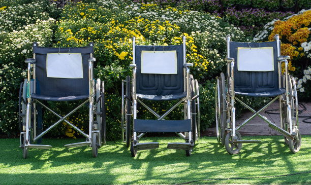 公园内供服务游客使用的轮椅组。图片下载