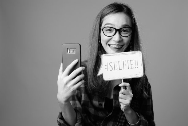 年轻美丽的亚洲潮女肖像在黑白图片下载