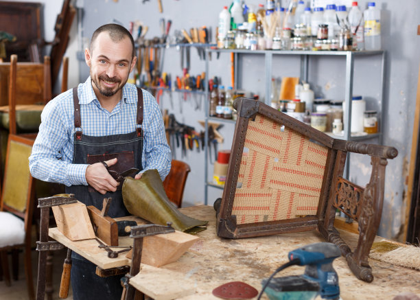 工匠在车间重新安装椅子图片下载