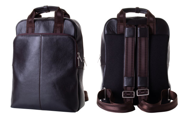 由真正的棕色皮革制成的背包。背包的男人。前后视图。在白色背景下图片下载