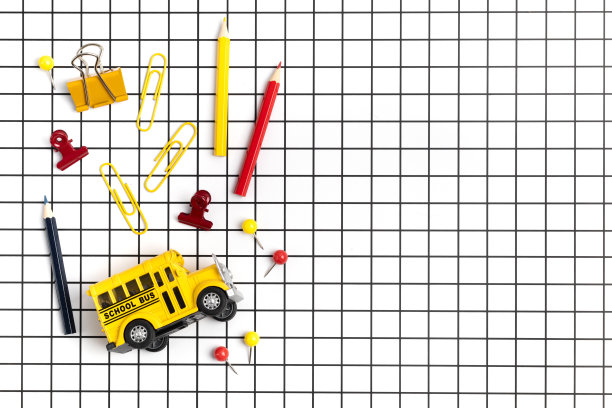 学校文具在格子白色背景。回到学校的想法图片下载