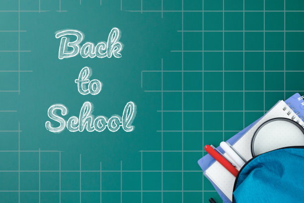 课桌上有文具的书包图片下载