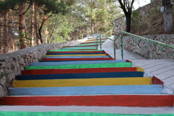 色彩缤纷的楼梯台阶在自然图片下载