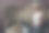 金发短发的千禧一代年轻女子肖像坐在老式沙发上，笔记本电脑。图片下载