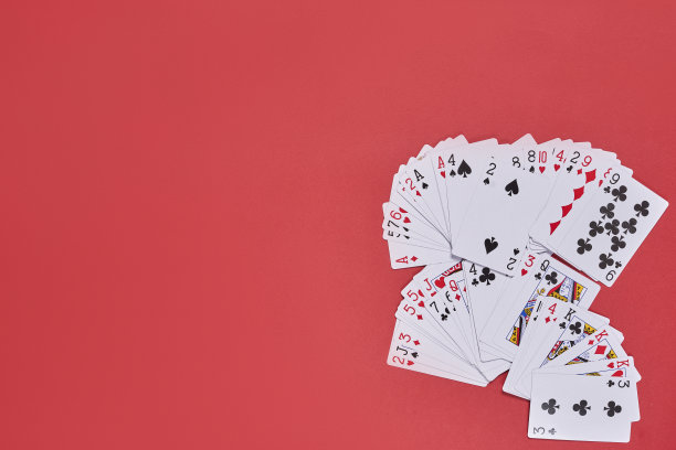 在红色背景下打牌图片下载