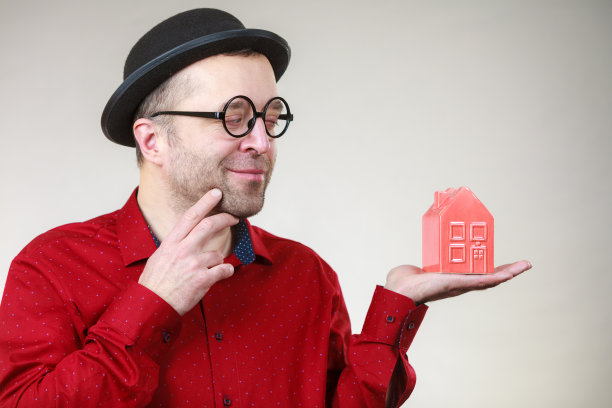 戴着滑稽眼镜的男人抱着房子图片下载