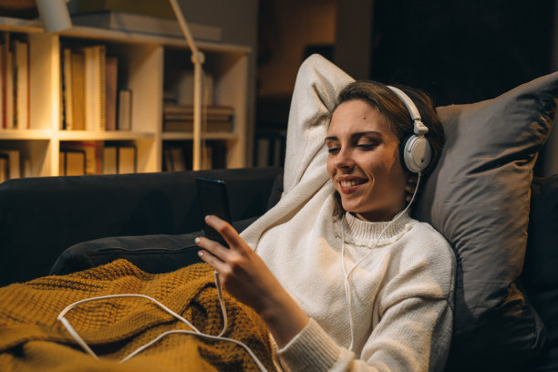 女人享受在家的时光图片下载