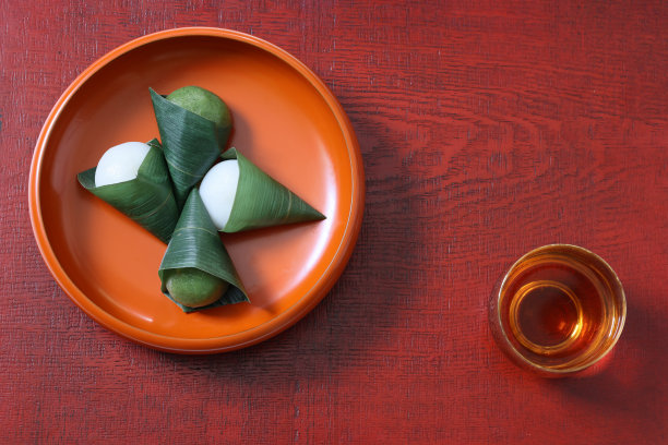 日本饺子用竹叶包在漆器板上。图片下载