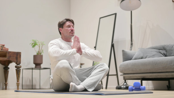 男人在瑜伽垫子上冥想的手的肖像图片下载