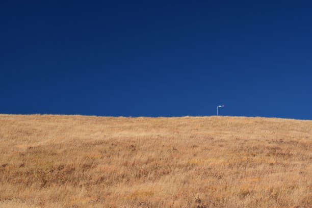 秋天的风景有草地和蓝天。图片下载