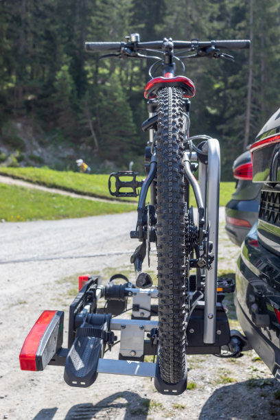 停在路上的自行车的特写镜头图片下载