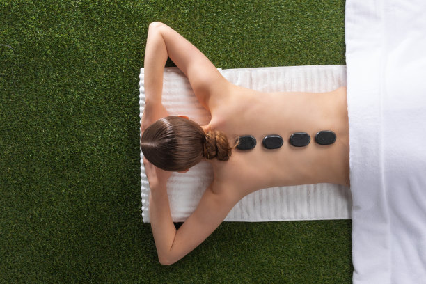 躺在温泉热石上的女人图片下载