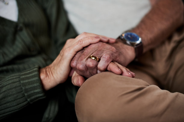 一对老年夫妇手牵着手的特写镜头图片下载