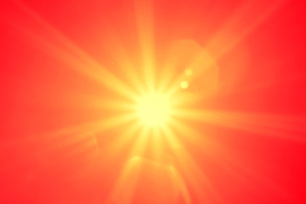 明亮的阳光在天空中闪烁(红色调)图片下载