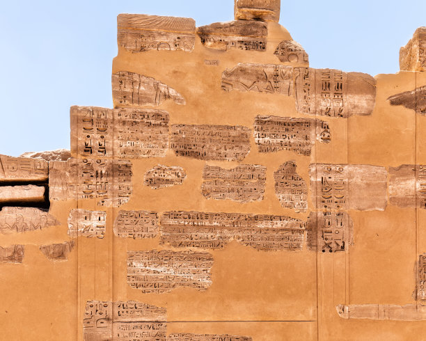 埃及卢克索卡纳克神庙塔门的古代装饰特写图片下载