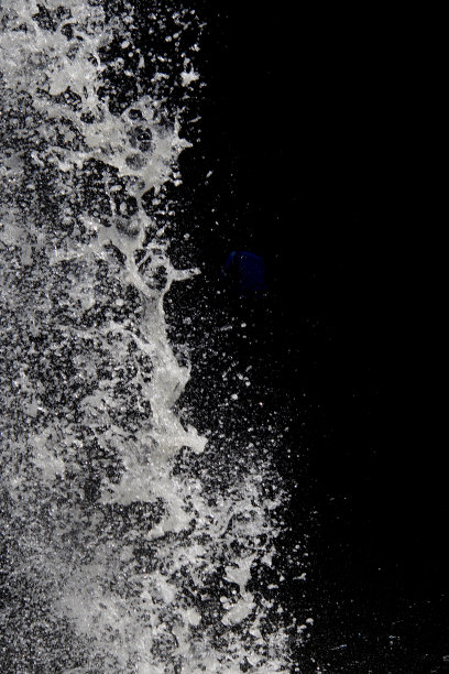 水飞溅孤立的黑色背景图片下载