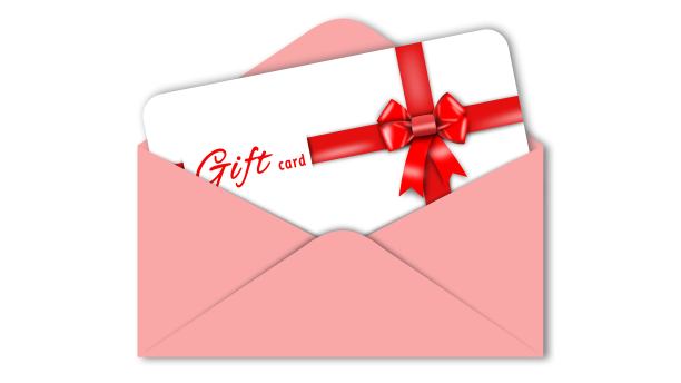 礼品卡与红色丝带蝴蝶结在粉红色信封孤立在白色背景与阴影最小的概念图片下载