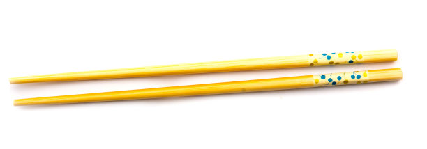 筷子孤立在白色背景上。图片下载