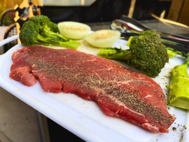 户外烧烤牛肉牛腰牛排西兰花和洋葱生在砧板烤照片系列图片下载