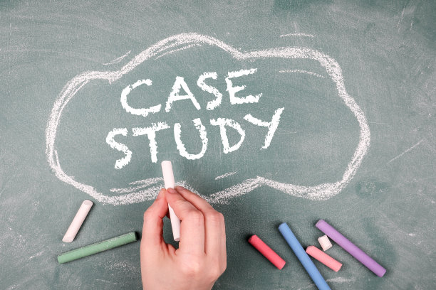 案例研究的概念。绿色粉笔板上有几支彩色蜡笔和一只人手图片下载