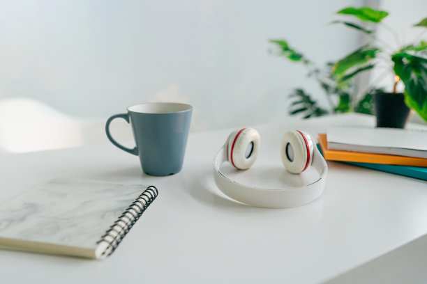 现代简约的室内橱柜或工作空间图片下载