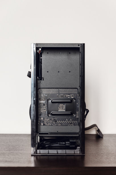 主板和CPU插座在开放的Mini-ITX小形式因素电脑机箱-家庭影院个人电脑图片下载