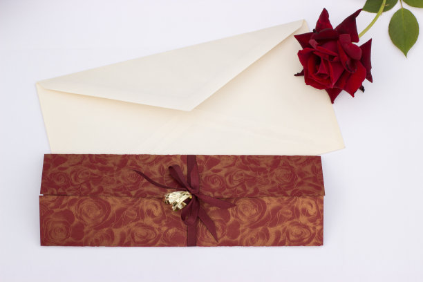 带玫瑰和信封的婚礼请柬图片下载