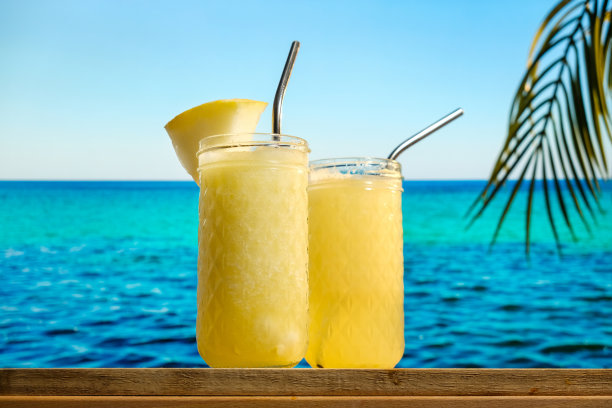 热带海滩酒吧的瓜冰沙图片下载